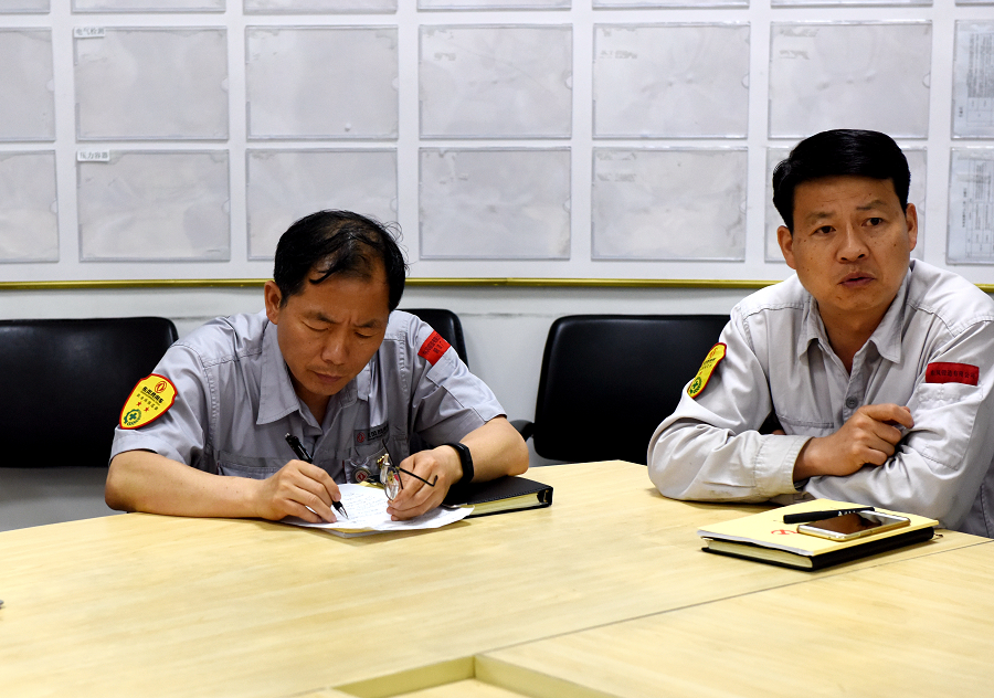 C:\Users\liangxq\Desktop\“三個報告”剛露面,鍛造廠員工為何討論的既熱烈又激烈?\鍛造廠副廠長肖和交認真聽取和記錄代表的建議與要求.jpg C:\Users\liangxq\Desktop\“三個報告”剛露面,鍛造廠員工為何討論的既熱烈又激烈?\鍛造廠副廠長肖和交認真聽取和記錄代表的建議與要求.jpg