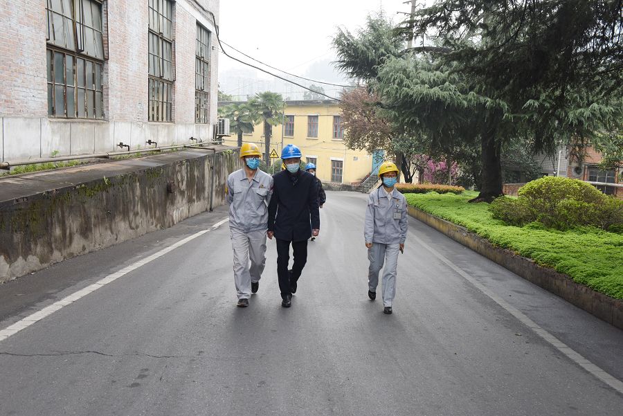 檢查廠區(qū)衛(wèi)生.jpg 檢查廠區(qū)衛(wèi)生.jpg