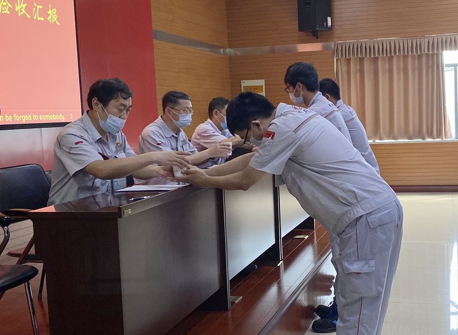 徒弟向師傅敬茶 (2).jpg 徒弟向師傅敬茶 (2).jpg