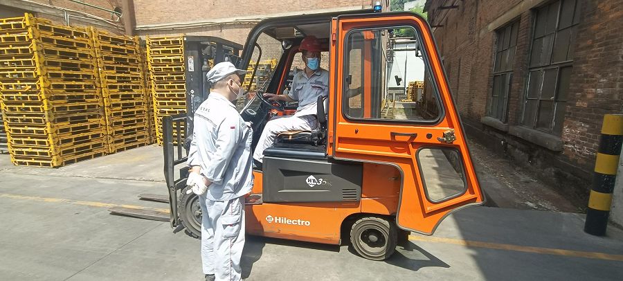 安全員給韓向平示范叉車倒車標準作業.jpg 安全員給韓向平示范叉車倒車標準作業.jpg