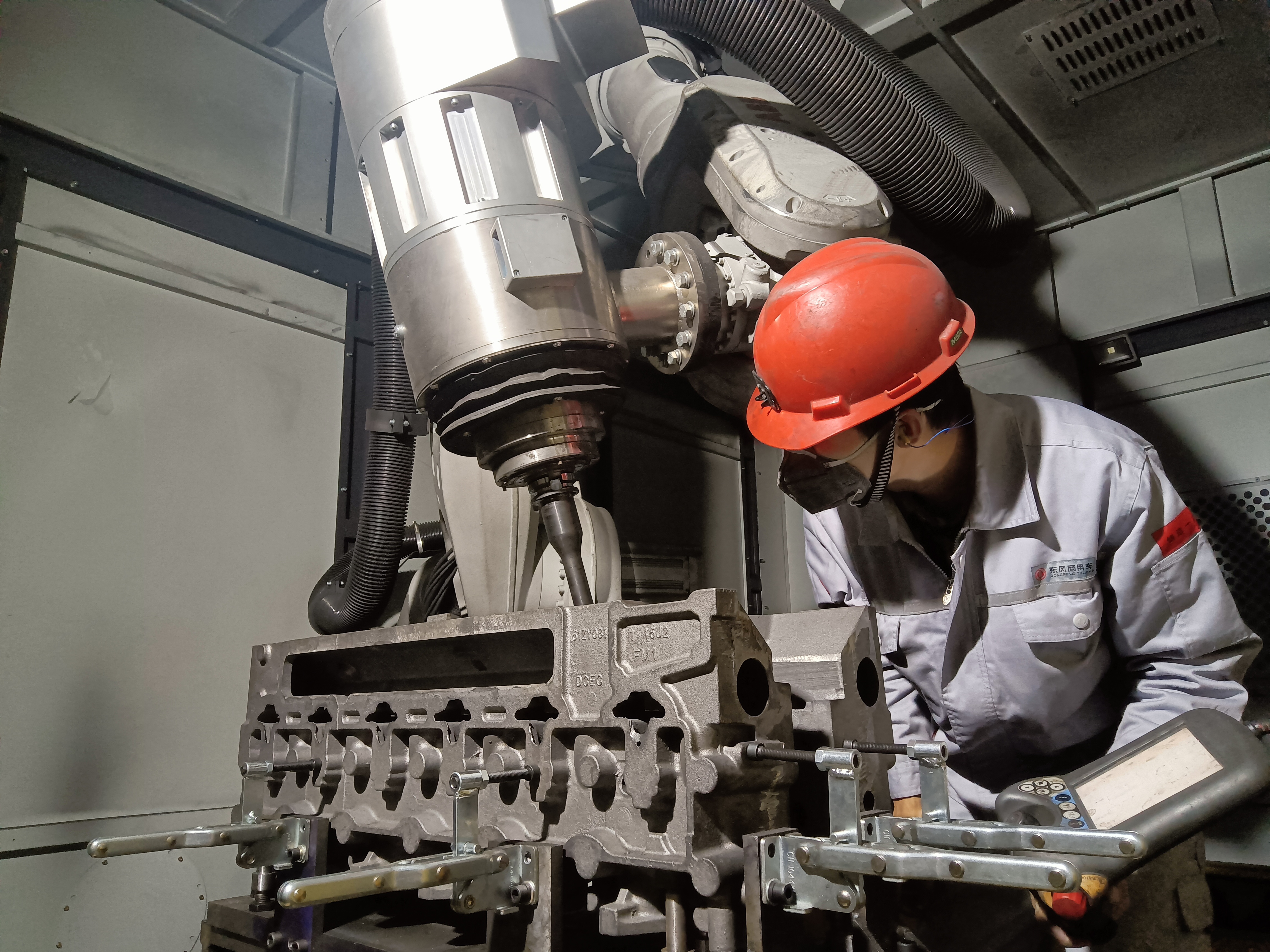 機(jī)器人打磨站(1).jpg 機(jī)器人打磨站(1).jpg