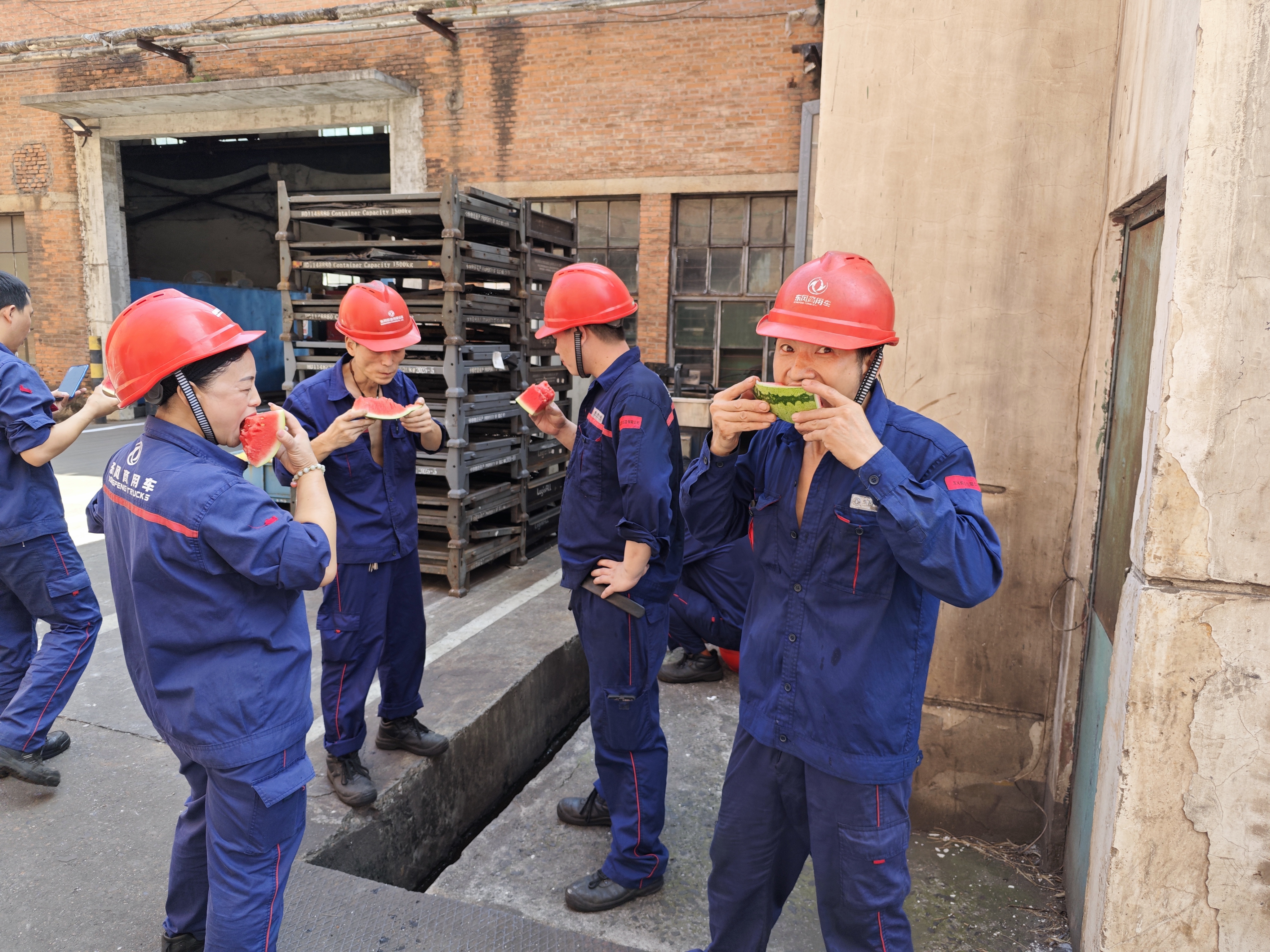 員工在工歇時(shí)間用西瓜解暑(1).jpg 員工在工歇時(shí)間用西瓜解暑(1).jpg